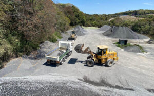 砕石商品運搬トラック運転手の仕事風景